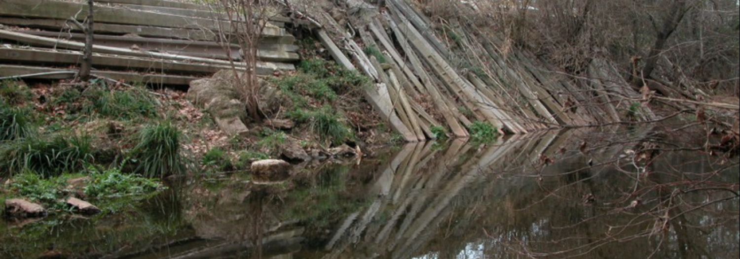 Comment retirer 50 poteaux béton d'un cours d'eau ?